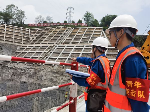 成渝中线井口青年突击队2