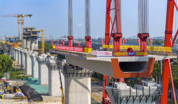 首榀箱梁架设现场（苏诗洋 摄） (1)
