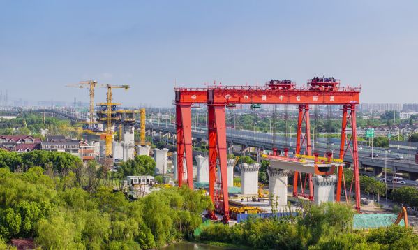 首榀箱梁架设现场（苏诗洋 摄） (2)