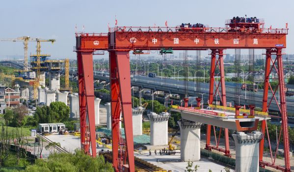 首榀箱梁架设现场（苏诗洋 摄） (3)