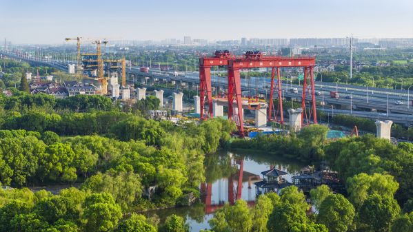 箱梁架设现场（郎成涛 摄）